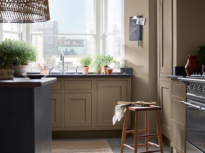 cocina con tonalidades tierra