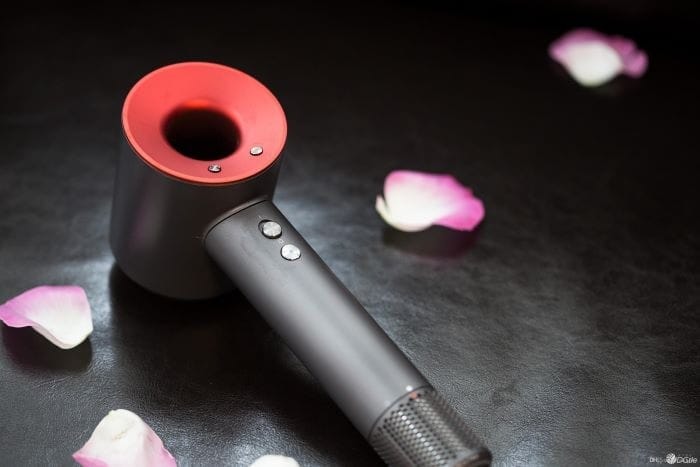 Secador de diseño Dyson rojo