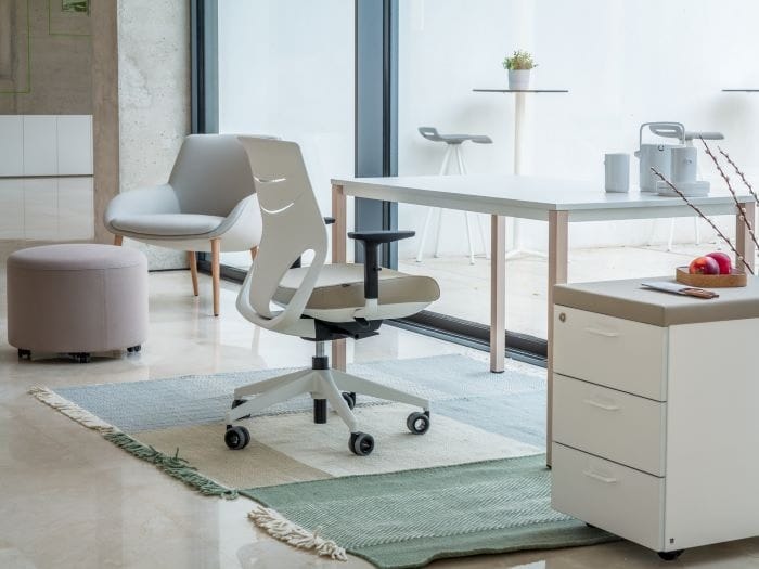 Home Office con escritorio y silla de ruedas estilos nórdicos