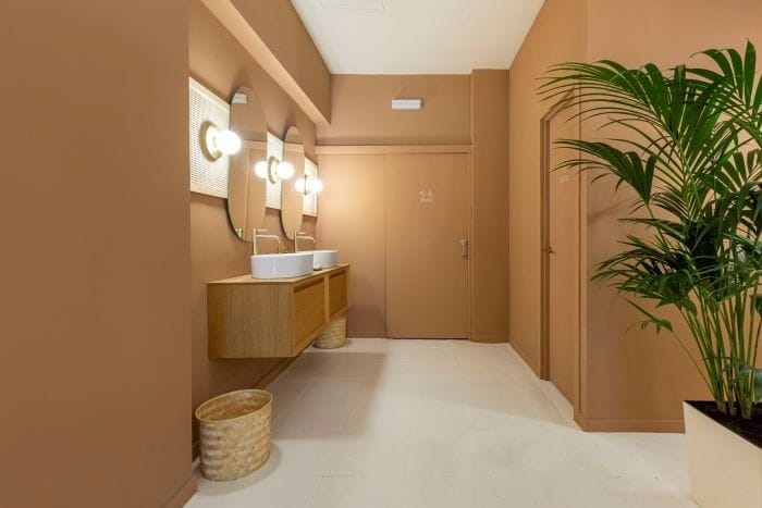 Baño doble de fondo en cafetería Agrado