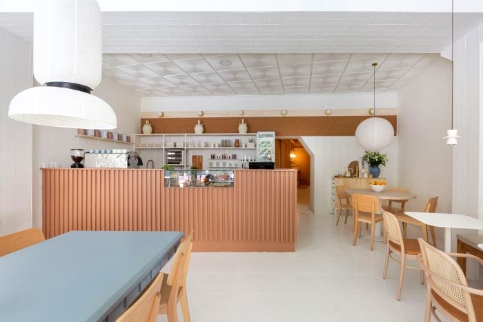 Restaurante Cafetería Agrado con barra de fondo en tonos marrones