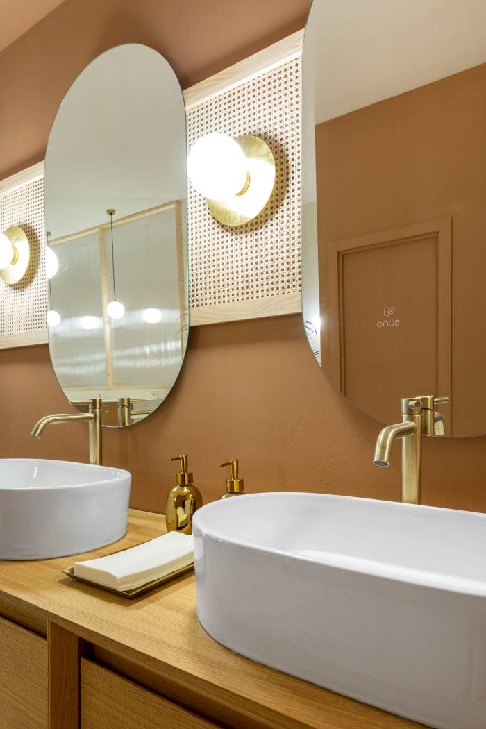 Lavabo doble de cerca de la cafetería Agrado