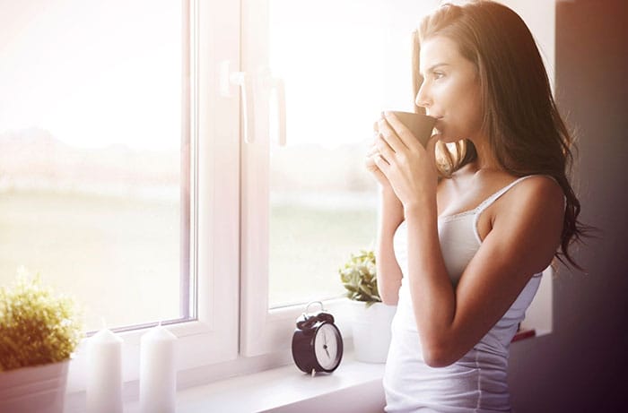 mujer relajandose con taza cafe