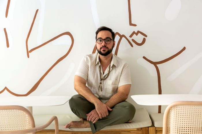 dueño y diseñador de la cafetería Agrado