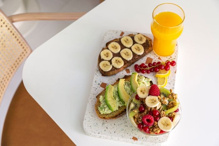 Merienda de tostada, con fruta y zumo de cafetería Agrado