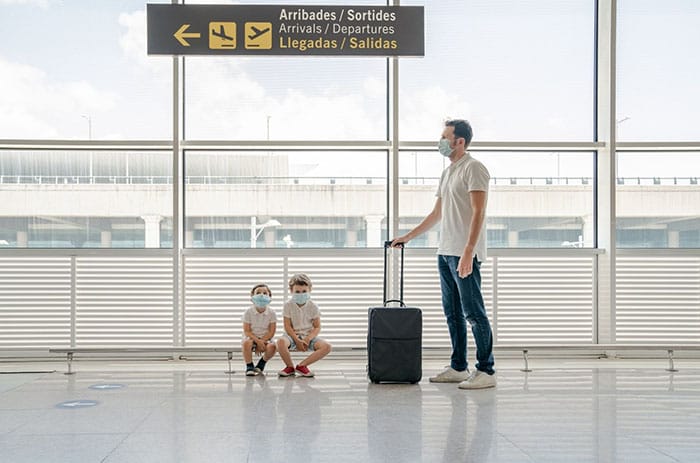 padre viajando aeropuerto