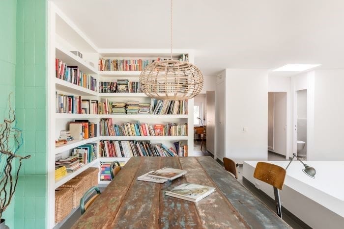 Estantería con libros para un alojamiento de larga estancia de Airbnb