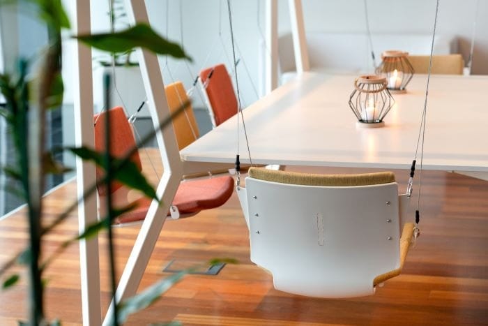 Columpio o mesa de reuniones, una nueva iniciativa para después de la pandemia