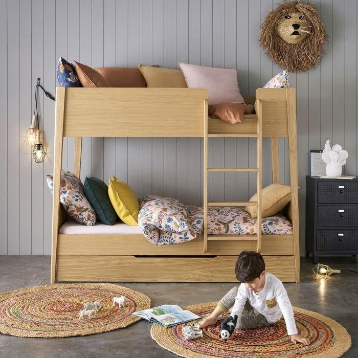 Espacio infantil con niño con juguetes educativos