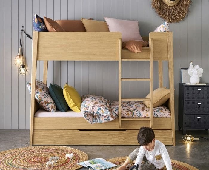 Espacio infantil con niño con juguetes educativos