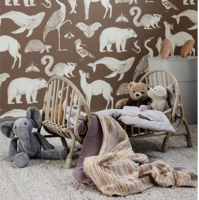 Cama para muñeca de mimbre como juguete para niños