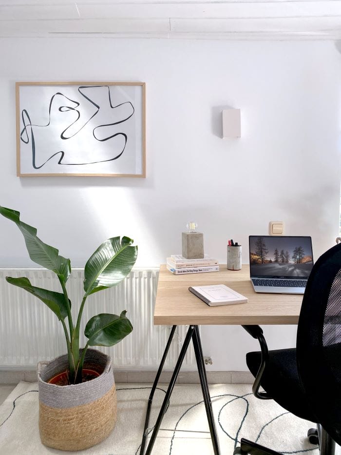 Espacio de escritorio y planta decorado en colores neutros. Colorterapia