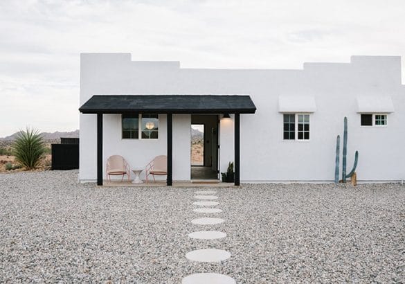 Fachada estancia de estilo minimalista con patio