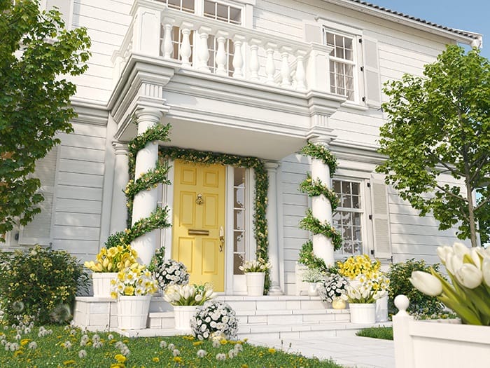 Zona exterior casa blanca con decoración verde