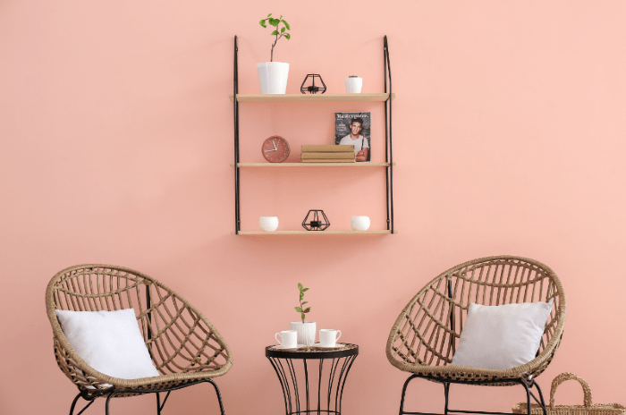 Espacio de sillas, mesa y estantería para una posible mudanza