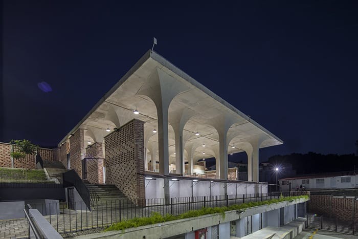 Ganador concurso arquitectónico ArchDaily 2021 exterior iluminado proyecto