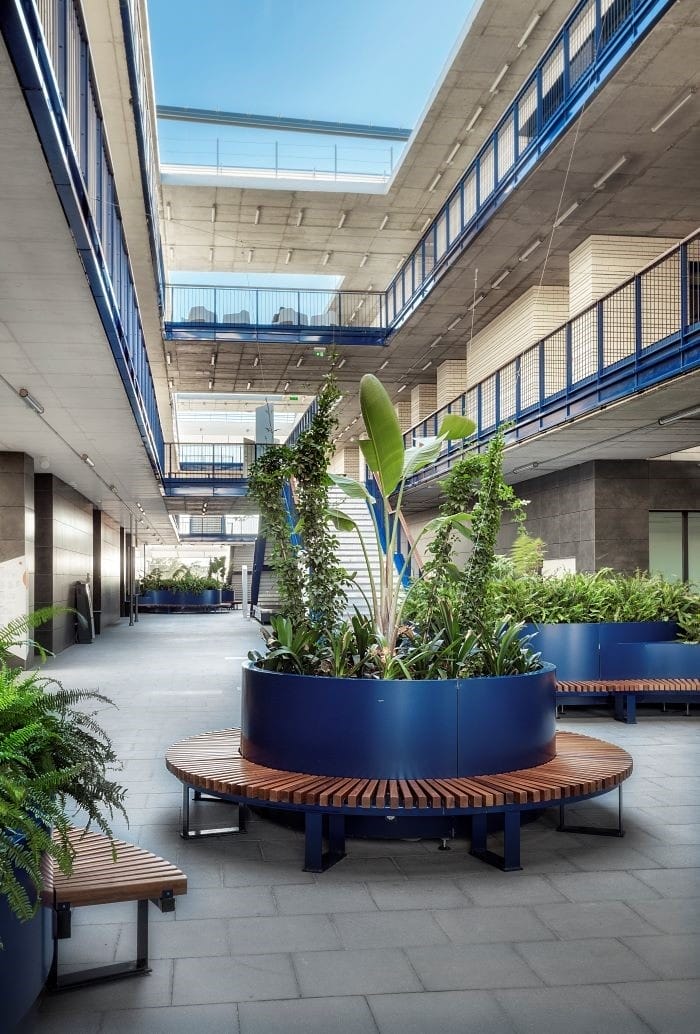 Interior-del-Campus-Loyola decorado con plantas