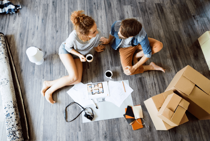 Pareja descansando después de hacer la mudanza a su nuevo hogar