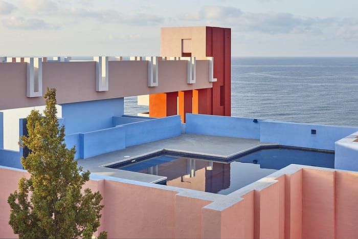 piscina muralla roja brutalismo