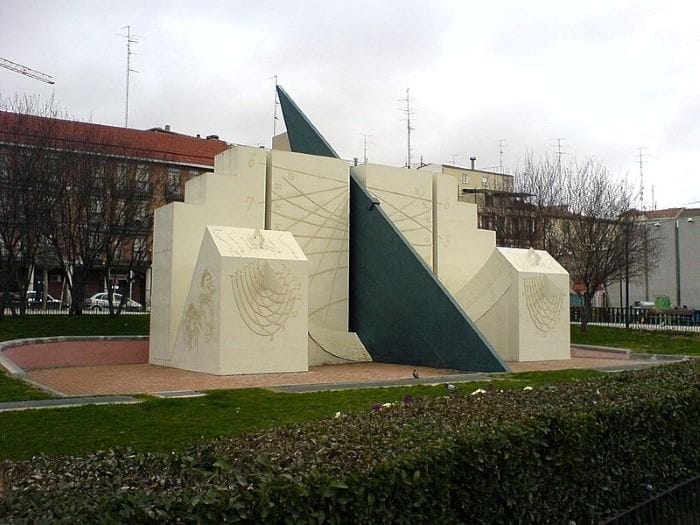 Figura de Alberto Corazón en la Plaza de la Puerta de Toledo, Madrid