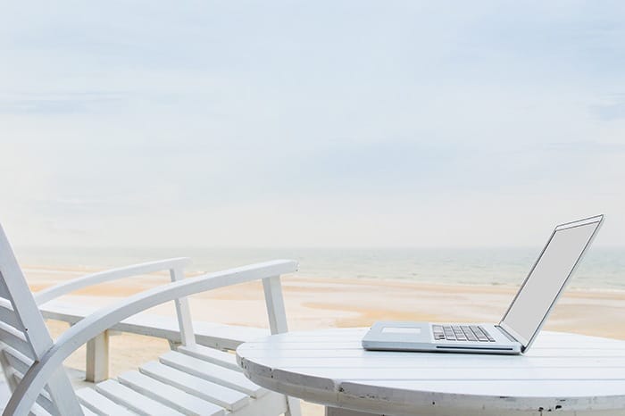 Ordenador de trabajo en la playa
