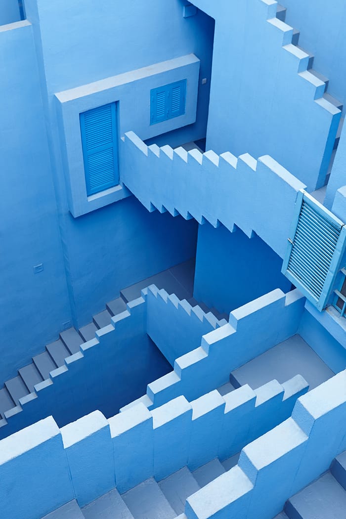 edificio hormigon azul