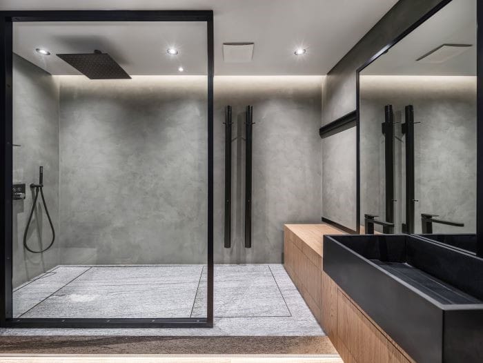 cuarto de baño con gran ducha estilo industrial ManoMano