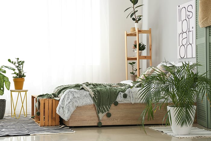 Dormitorio con cortinas transparentes