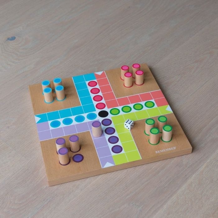 Parchís de madera para que los niños jueguen