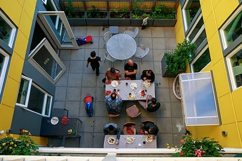 personas en un comedor comunitario al aire libre