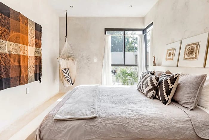 habitación de matrimonio al estilo bohemio moderno en la Villa Privada Tulum, alojamiento de Airbnb en México