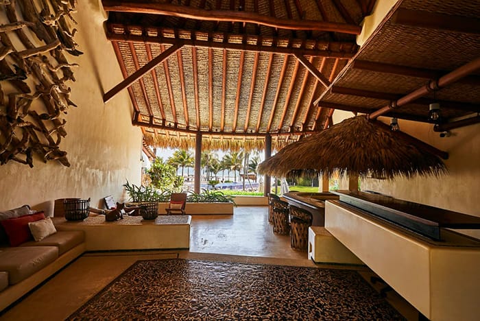 Amplio salón interior donde destaca la madera en Villa Blanca, alojamiento de Airbnb en México