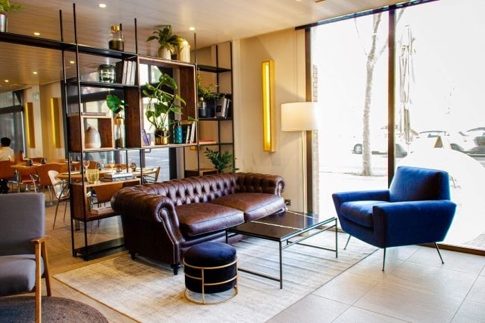 Sofá estilo mid century en zona de estar del Hotel HC en Mollet del Vallés