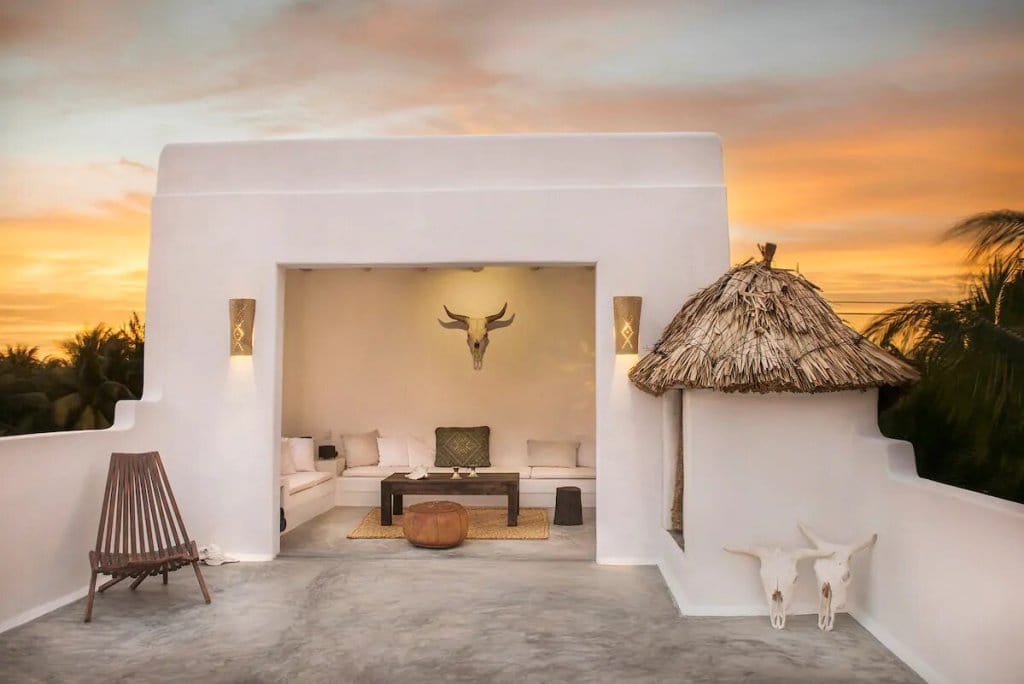 Casa minimalista con atardecer, exterior de la casa Impala Holbox de Airbnb en México