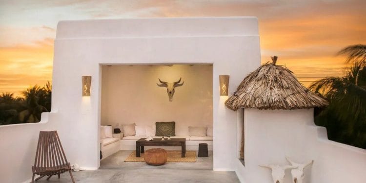 Casa minimalista con atardecer, exterior de la casa Impala Holbox de Airbnb en México