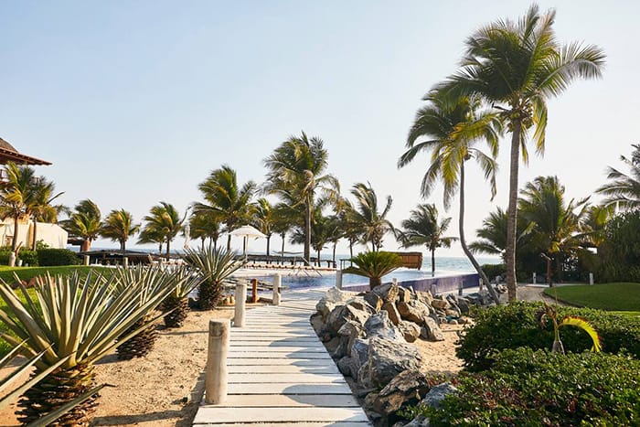 Exterior de camino a la playa desde Villa Blanca, alojamiento de Airbnb en México
