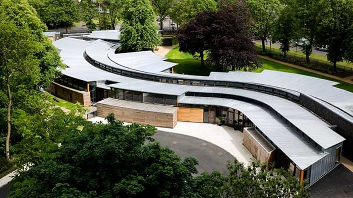 Proyecto Hazelwood School por Alan Dunlop Architects vista desde el exterior