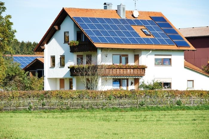 energía renovable con paneles solares en una vivienda