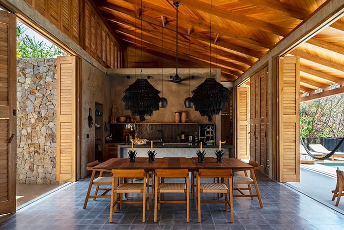 Comedor interior de madera de estilo bohemio en La Extraviada, alojamiento de Airbnb en México