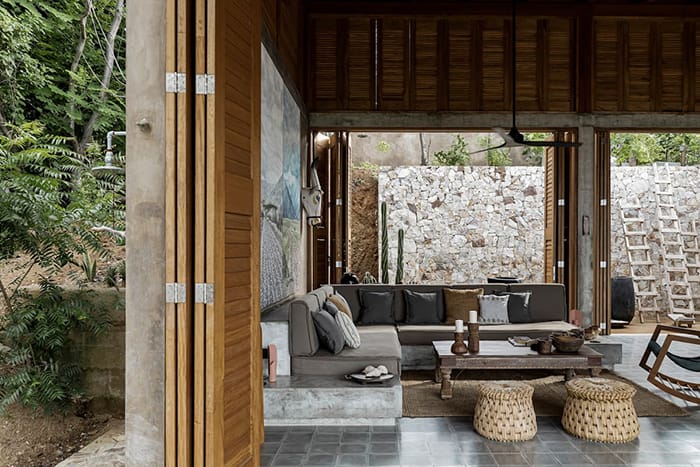 Espacio amplio salón interior de estilo bohemio en La Extraviada, alojamiento de Airbnb en México