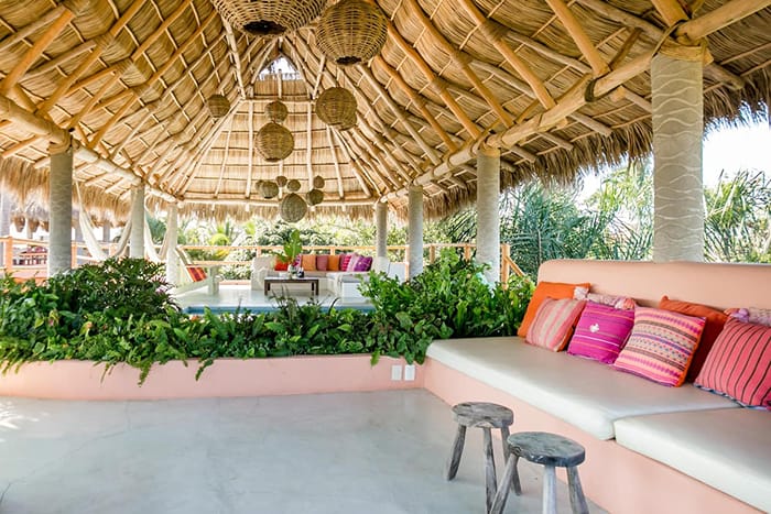 Exterior terraza amplia estilo boho en Casa Dos Chicos Airbnb México