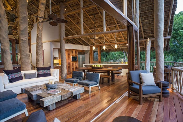 Salón y balcón en Tree House, alojamiento de Airbnb en México