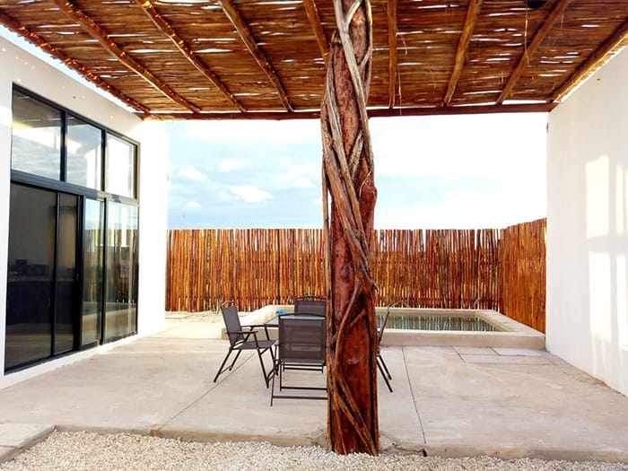 Patio terraza exterior con piscina pequeña en Casa Taty Airbnb en México