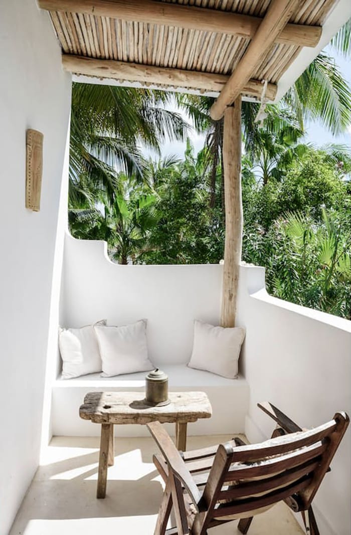Exterior terraza pequeña y minimalista de color blanco en Casa Impala Holbox, alojamiento de Airbnb en México