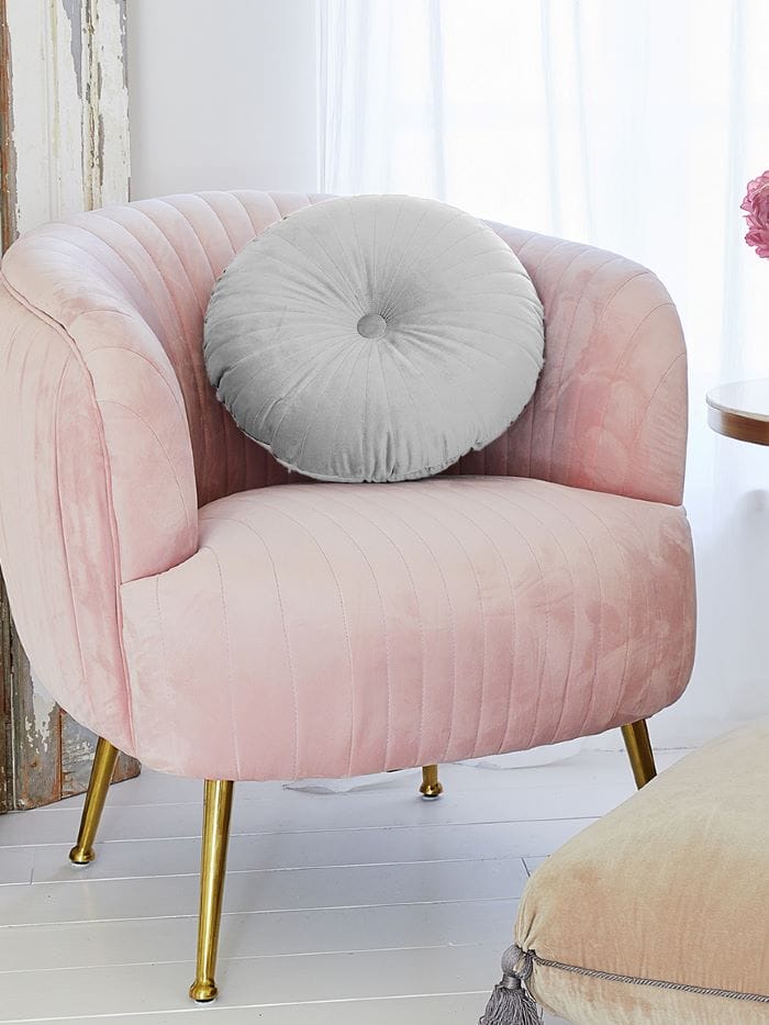 sofá rosa de terciopelo con cojín de color greige