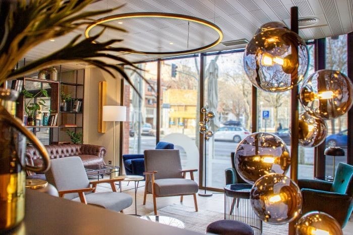 Iluminación en zona de estar con butacas en el Hotel HC de Mollet del Vallés