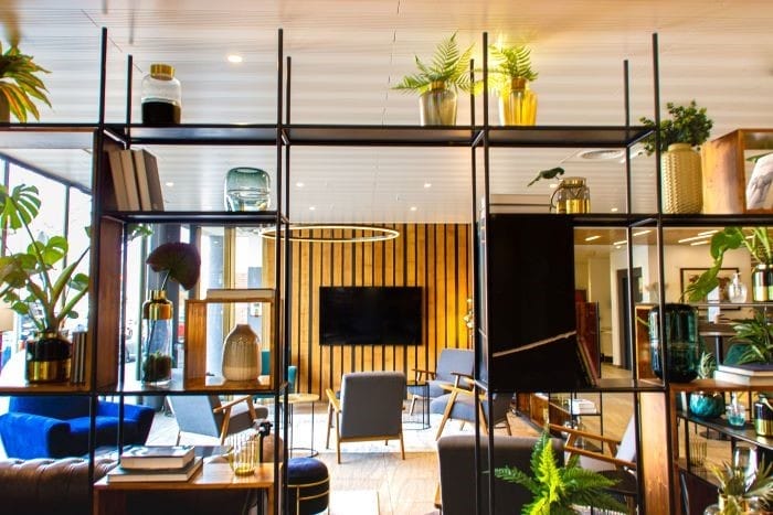 Decoración con jarrones en zona de estar en el Hotel HC de Mollet del Vallés