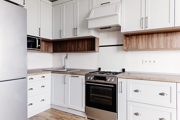 Cocina pequeña con horno y extractor de aire