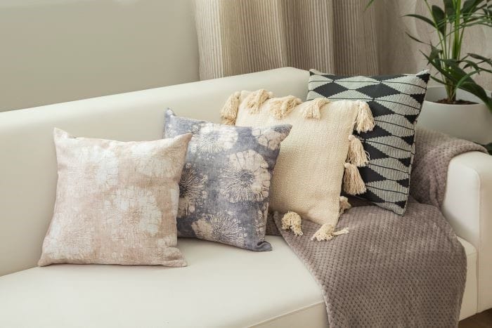 Detalle de cojines en sofá en decoración ORIGIN primavera verano de Leroy Merlín