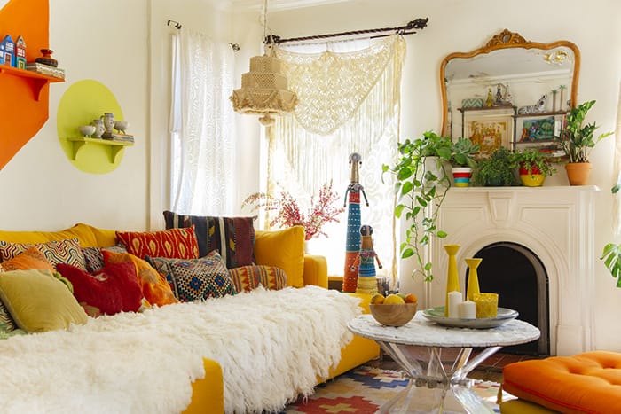 Salón decorado al estilo boho colorido diseño por Justina Blakeney